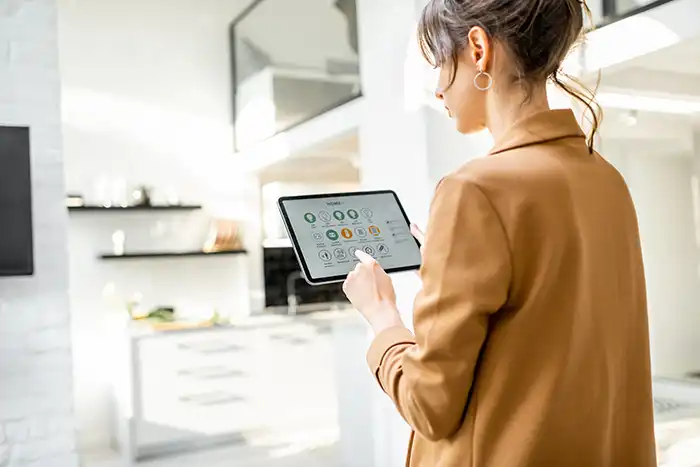 Femme programme sa maison avec un tablette