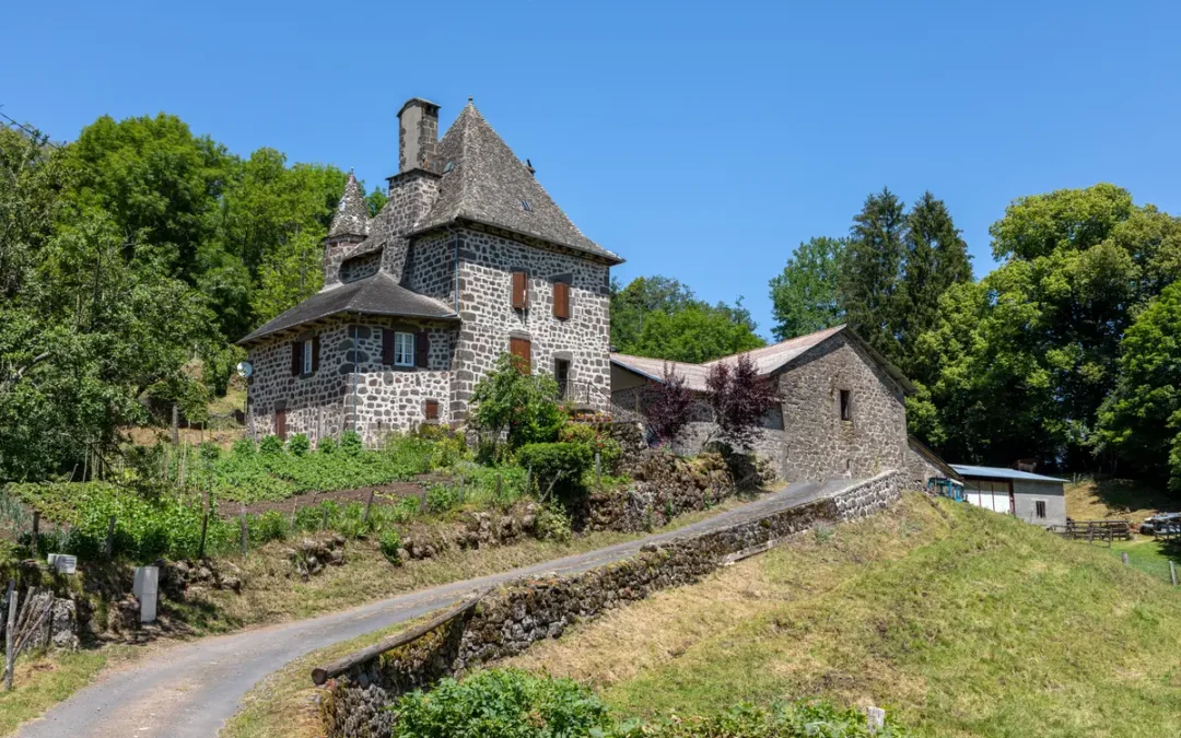 La maison auvergnate : une architecture robuste au cœur du Massif Central