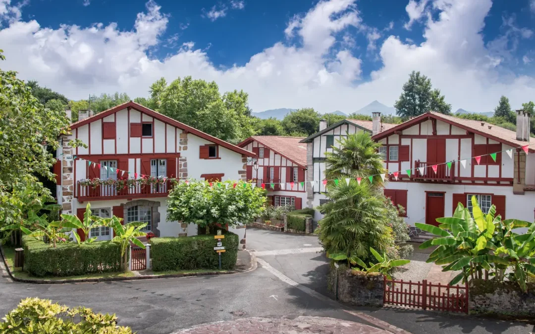La maison basque : blanche, fière et pleine de caractère